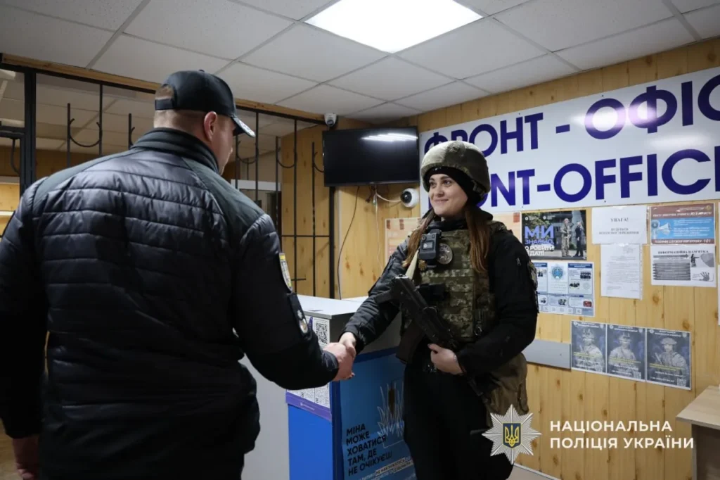 У Павлограді керівник обласної поліції оглянув наслідки ворожого удару по будівлі поліції