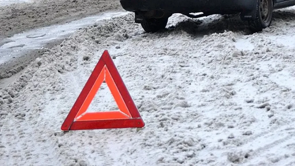 У Шахтарському сталася ДТП за участі піскорозкидача