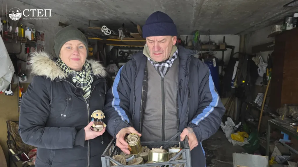 “Свічний заводик” в гаражі: подружжя з Павлограда робить окопні свічки для фронту (ВІДЕО)