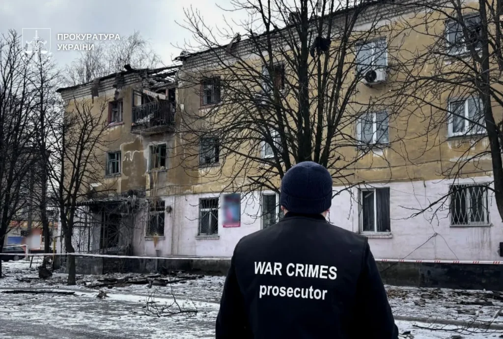 Прокурори фіксують наслідки потрапляння дрона в будинок у Шахтарському