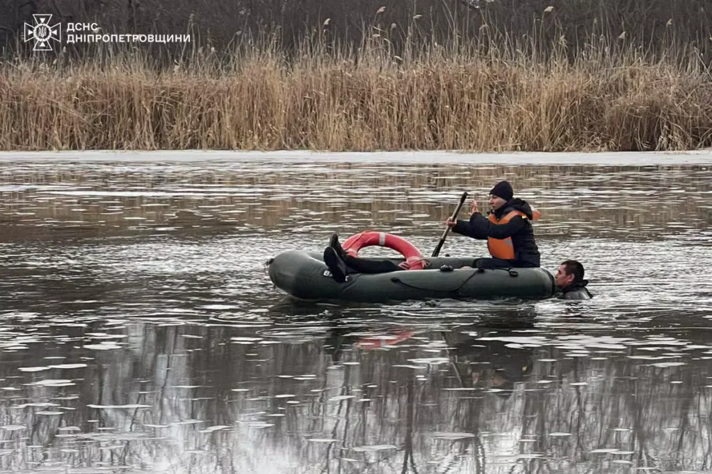 На Дніпропетровщині рятувальники витягли чоловіка з річки