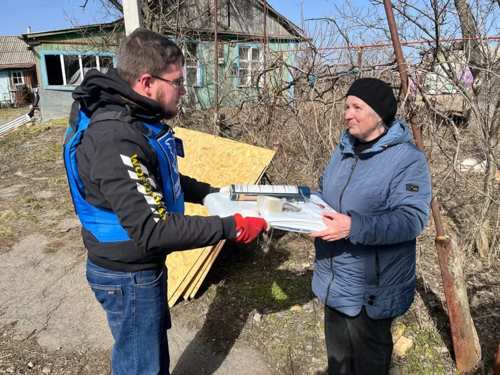 Мешканці Привовчанського отримали допомогу після атаки дронів