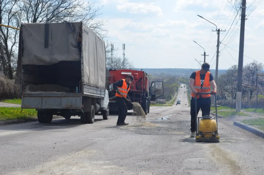 У Тернівці розпочали ямковий ремонт доріг після зими