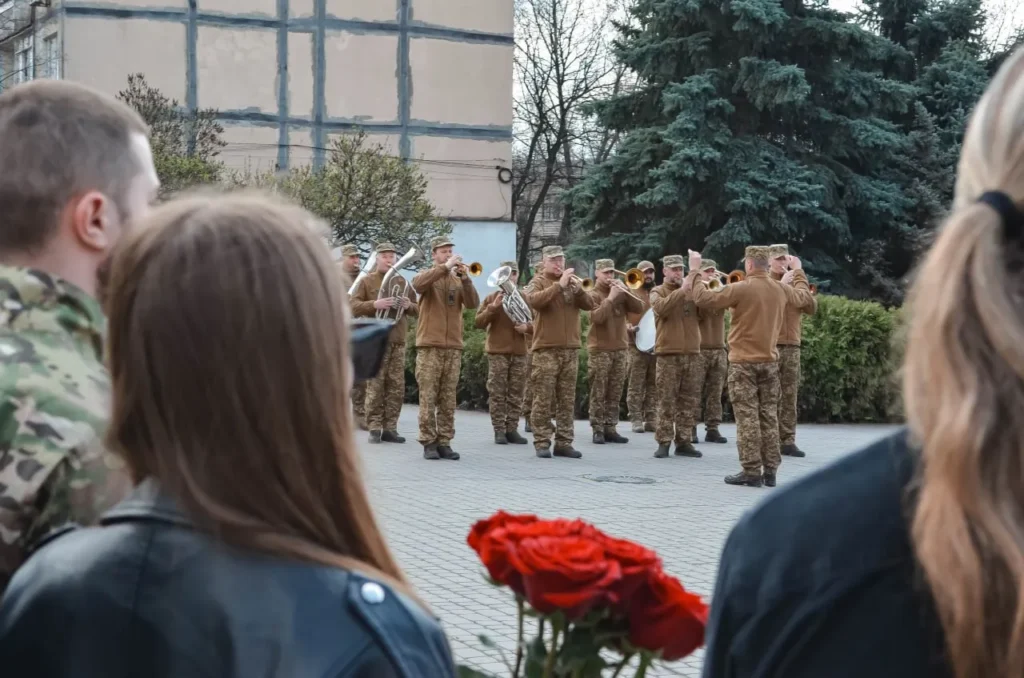 Тернівка попрощалася з Іваном Білозубом — захисником України