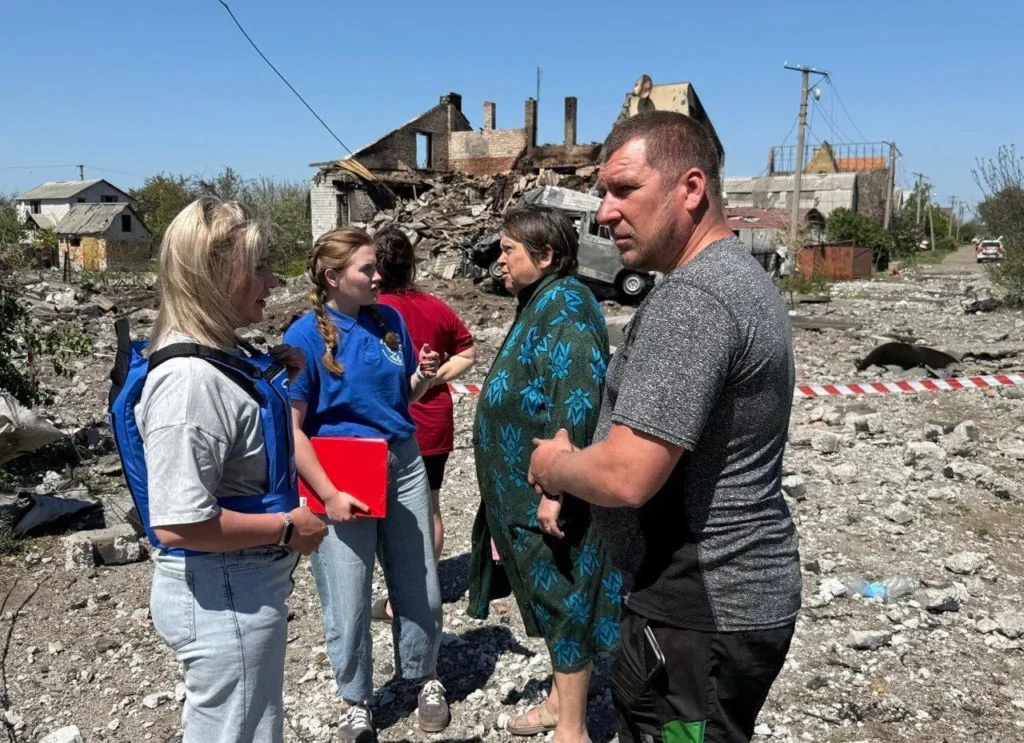 Після обстрілу Павлограда людям допомагають відновлювати житло