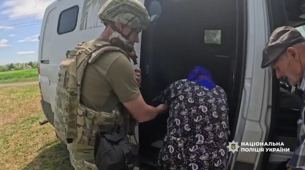 «Білі янголи» під вибухами евакуювали двох літніх пані із Межової