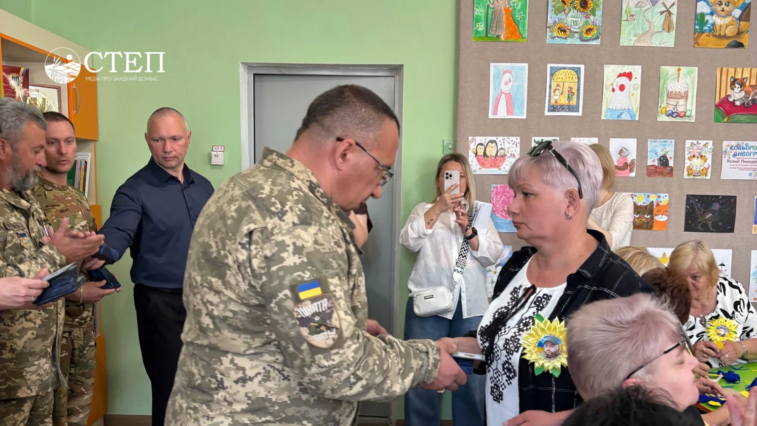 У Павлограді матері загиблих військових отримали відзнаки (ФОТО, ВІДЕО)