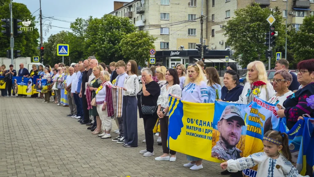 У Павлограді вперше провели акцію «Вишита стрічка пам’яті» до Дня вишиванки (ФОТО)