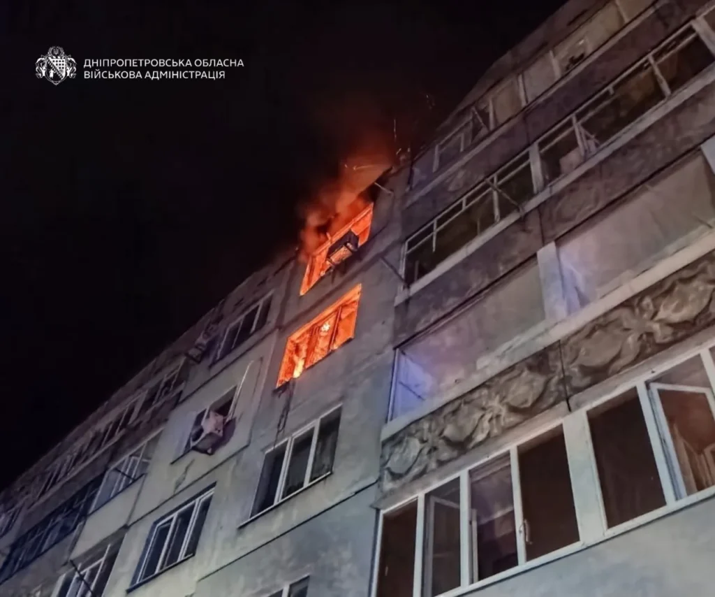 Ворог атакував Павлоград: зайнялася п’ятиповерхівка та автомобілі
