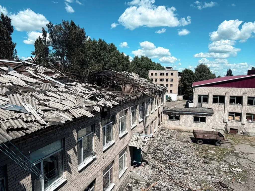 Вибиті вікна та пошкоджені балкони: як допомагають мешканцям Шахтарського після атаки