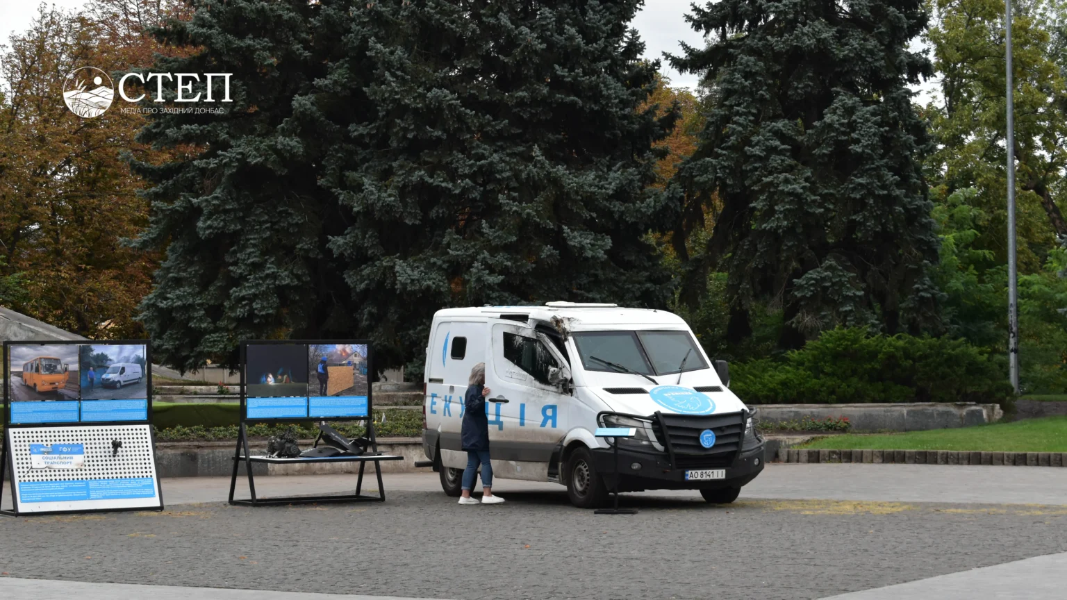 Під обстрілами заради людей: у Павлограді показали пошкоджені автівки «Проліски»