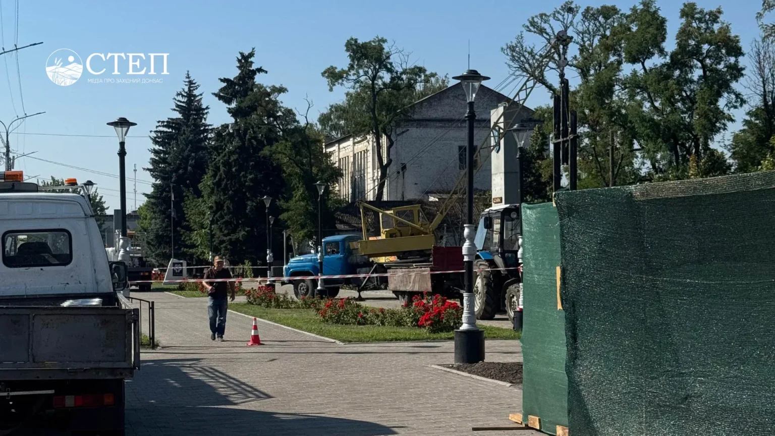 У Павлограді оновлюють Алею Слави: 6 серпня працювала спецтехніка