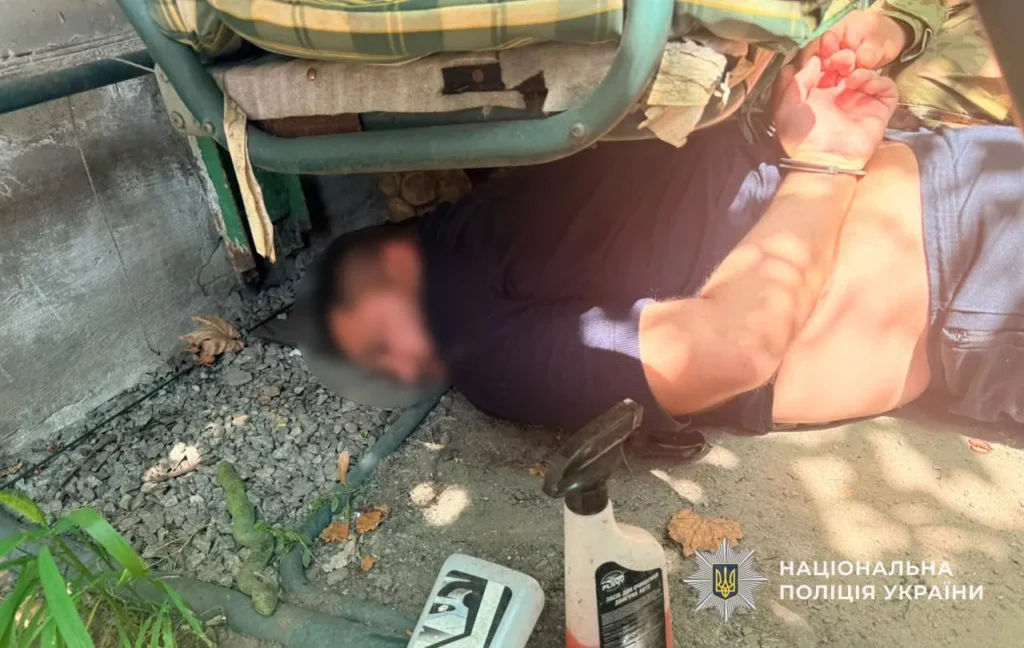 $5 тисяч і два авто: у Павлограді затримали чоловіків, які тероризували місцевого жителя