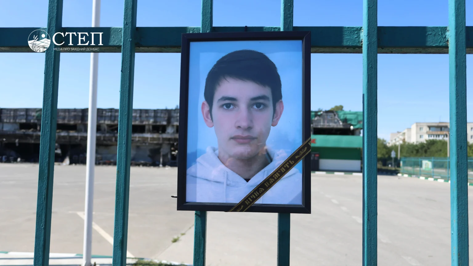 Павлоградці несуть квіти на місце загибелі 17-річного хлопця (ВІДЕО)