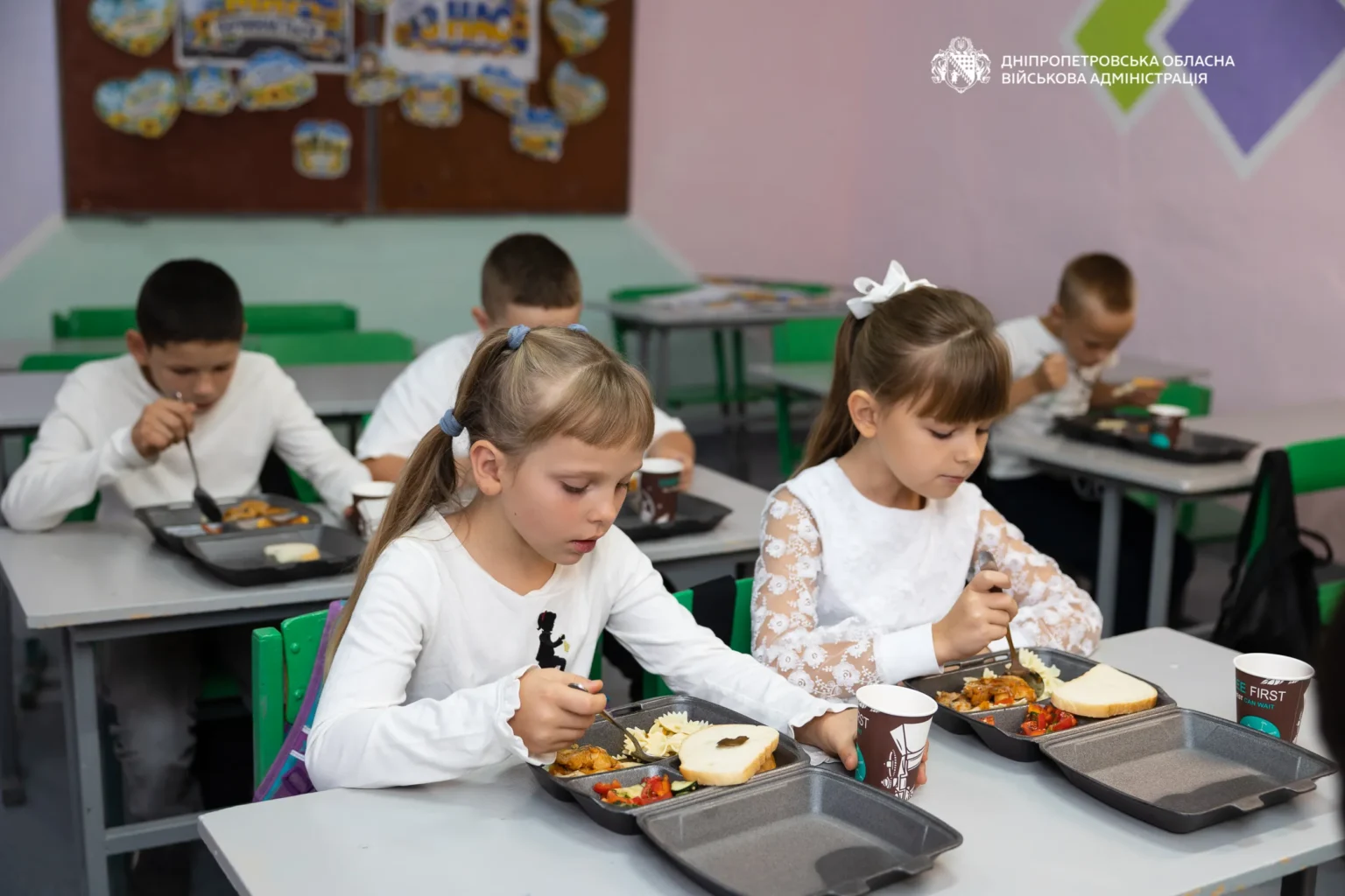 Запечене м’ясо та риба, свіжі овочі й фрукти: як харчують школярів на Синельниківщині (ФОТО, ВІДЕО)