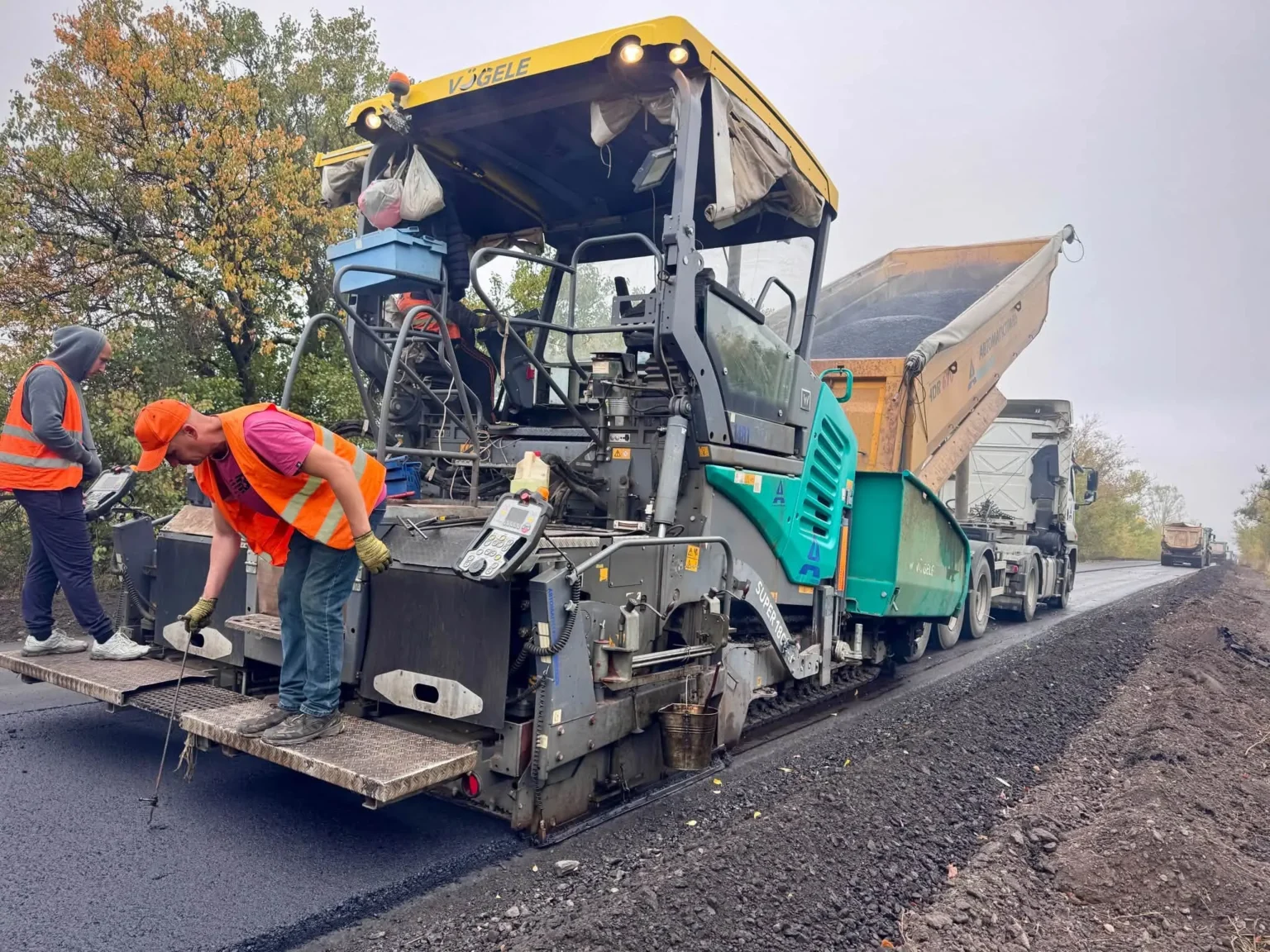 Техніку дорожників на Павлоградщині «прикривали» від дронів військові з кулеметами