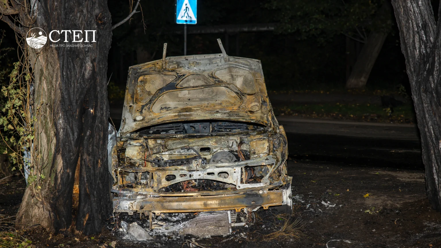 Згорівша автівка, вибиті вікна: що відбувається на місці прильоту у Павлограді (ВІДЕО)
