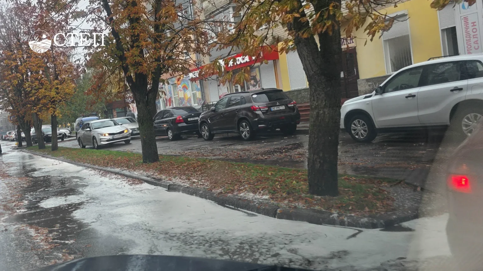 Після дощу в Павлограді дорогу вкрила біла піна: що це може бути (ФОТО, ВІДЕО)